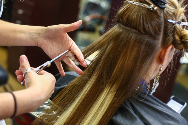 Profesional realizando un servicio de peluquería